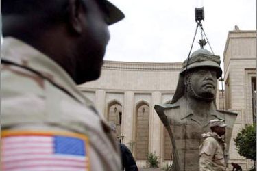ينقلون رأس تمثال صدام إلى واشنطن