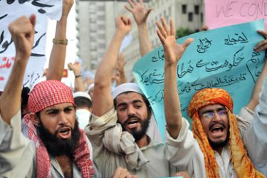 Pakistani Islamists shout anti-Dutch lawmaker Geert Wilders slogans during a protest rally in Karachi on April 3, 2008, against a controversial film critical of Islam by a Dutch