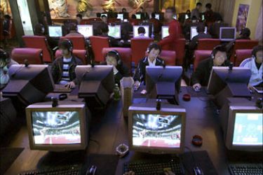 r_People use computers inside an Internet cafe in Xining, northwestern China's Qinghai province, in this November 10, 2006 file photo. A new grass-roots movement is underway