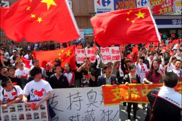 afp : Hundreds of Chinese protesters block an entrance to a French supermarket chain Carrefour outlet in Changchun, northeast China's Jilin province on April 27, 2008. China's
