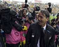 روبرتو مانشيني قاد إنتر للاحتفاظ بلقب الدوري الإيطالي (رويترز) 
