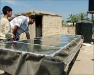 أحد سكان دير البلح يشرح عمل جهاز تكرير المياه (الجزيرة)