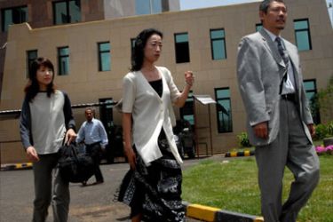Freed Japanese hostages Shizuko Endo (L) and Keiko Mishima (C), who were kidnapped by tribesmen in the region of Marib, walk with an unidentified man outside a hotel upon their arrival in Sanaa on May 8, 2008