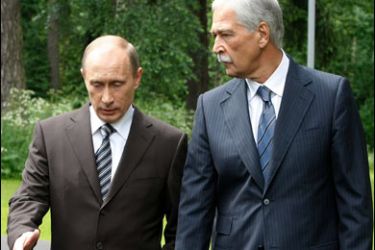 AFP PHOTO /Russian Prime Minister Vladimir Putin (L) chairman of the United Russia party and United Russia Leader Boris Gryzlov walk before a meeting with the United Russia party on June 29, 2008 in Lesnye Daly.