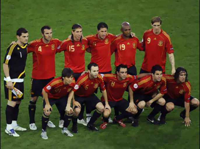 R/Spain's soccer team poses on the pitch before their Euro 2008 final soccer match against Germany at Ernst Happel stadium in Vienna, June 29, 2008. Back row from L-R: Iker Casillas, Carlos Marchena, Sergio Ramos, Joan Capdevila, Marcos Senna, Fernando Torres. Front row, from L-R: David Silva, Andres Iniesta, Xavi, Cesc Fabregas, Carles Puyol. REUTERS/Christian Charisius (AUSTRIA) MOBILE OUT. EDITORIAL USE ONLY
