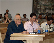 محمود أمين العالم (يسار) أثناء المناقشات في مؤتمر النقد العربي بالقاهرة (الجزيرة نت)