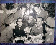 مع مجموعة من الجنود العائدين من الفالوجة عام 1949 (الجزيرة نت) 