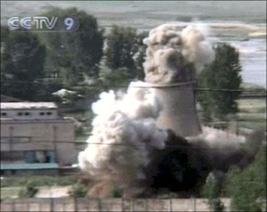 من عملية تفجير برج التبريد في مفاعل يونغبيون تنفيذا لاتفاق 2007 (الفرنسية-أرشيف)