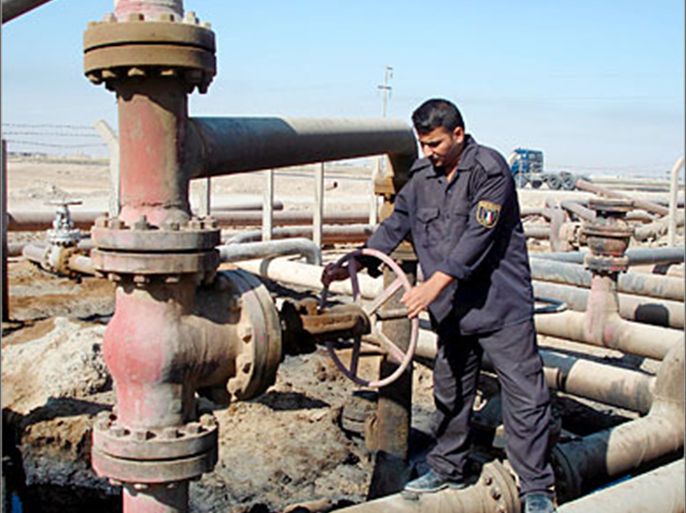 epa01384668 A worker opens a pipeline at the oil refinery in the waters of the Northern Arabian Gulf close to the port town of Umm Quasar, Basra, Iraq on 22 September 2007. It is reported on 16 June 2008 that the price of crude oil has hit a new high of close to 140 US dollars a barrel in New York