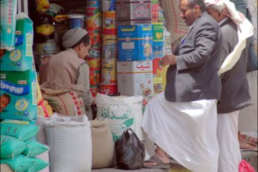 epa : epa01327416 Yemeni men (R) talk with a vendor of foodstuffs at a public market in the Yemeni capital Sana'a 27 April 2008. Following the recent increases in basic foodstuff