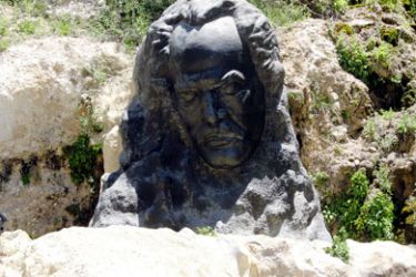 الجزيرة / تمثال جبران على مدخل المتحف