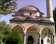 مسجد علي باشا بني عام 1561 قصفت مئذنته ثم رممت (الجزيرة نت )