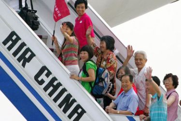 Chinese passengers board an Air China charter flight to Taiwan, at Beijing airport July 4, 2008. Historic regular flights between Taiwan and China began on Friday, in a show of