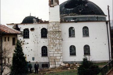 أحد المساجد دكت القنابل مئذنته وقبته (الجزيرة نت )