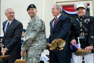 F/US President George W. Bush (2nd R) holds a shovel alongside injured Iraq war veterans US Marine Captain Ray Baronie (R) and US Army Staff Sergeant John Borders (2nd L), as well as Deputy Defense Secretary Gordon England (L) during a ceremonial groundbreaking for the Walter Reed National Military Medical Center at the National Naval Medical Center in Bethesda, Maryland, on July 3, 2008. AFP PHOTO/SAUL LOEB