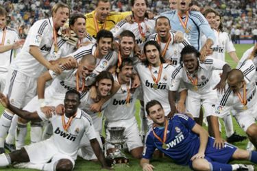 Real Madrid's team celebrates winning the super cup.Spanish Super Cup football match at Santiago Bernabژu Stadium in Madrid, on August 24, 2008. Real Madrid