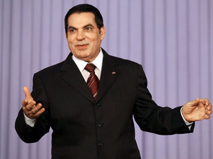 afp : Tunisian President Zine El-Abidine Ben Ali gestures as he delivers a speech during the closing of the Democratic Constitutional Rally (RCD) Congress on August 02, 2008, in