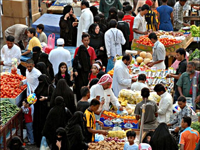 afp : Saudis clog a market in the Red Sea city of Jeddah as they rush to buy vegetables and fruits on August 31, 2008 one day before the start of the holy month of Ramadan.