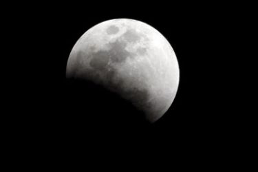 epa : epa01261994 The start of the lunar eclipse as it occurred in Boynton Beach, Florida, USA, 20 February 2008. During a total lunar eclipse, the Moon's surface takes on a