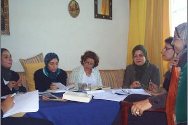 أسماء لمرابط مع مثقفات مغربيات في حلقة دراسية حول القرآن الكريم لمرابط هي الثالثة من اليمين إلى اليسار