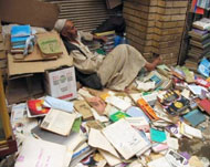 قيلولة بائع الكتب في سوق السراي بشارع المتنبي (الجزيرة نت)