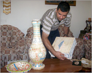يستعد الجابي لعمل لوحات تحاكي طبيعة فلسطين ومناطقها الأثرية (الجزيرة نت)
