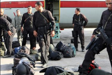 f/Egyptian special forces unload their kit upon arrival at the army's east Cairo base on September 29, 2008