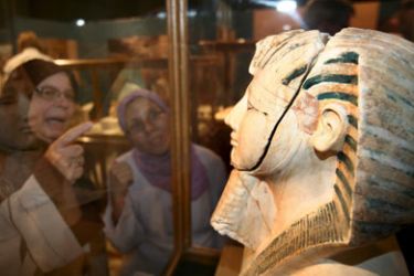 epa01152985 Egyptian visitors view a replica of the face of Pharaoh Tuthmosis III from the 18th Dynasty at the opening of the 'Polish Archaeology in Egypt' exhibit at the Egyptian
