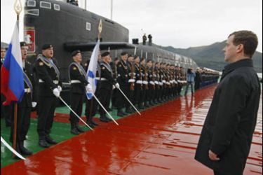 f/Russian President Dmitry Medvedev (R) visits the nuclear submarine St. George the Victorious at the Russian Pacific Fleet's submarine base in Krasheninnikov Harbour in the Kamchatka Peninsula, on September 25, 2008.