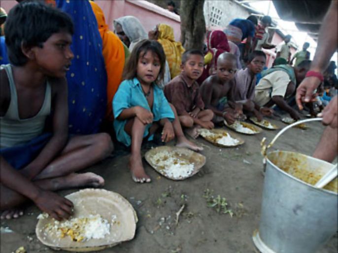 f_Indian flood-affected children receive food at a makeshft camp following their rescue in an Army operation in Banmankhi area, Poornia district of India's northeastern