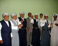 اللباس التقليدي لمنشدي المربعات (الجزيرة نت) 