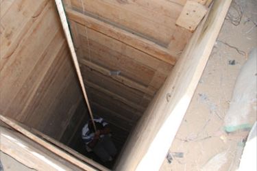 1-أحد العاملين في احد الأنفاق يتدلي إلى عمق 18 متر تحت الأرض استعداداً للمرور إلى نحو 500 متر تحت الأرض باتجاه الأراضي المصرية لإدخال بعض البضائع إلى غزة