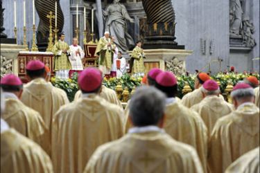 afp : Pope Benedict XVI (C-background) celebrates a mass at the end of a synod of Catholic bishops on October 26, 2008 at St. Peter's Basilica at the Vatican.The Pontiff said he