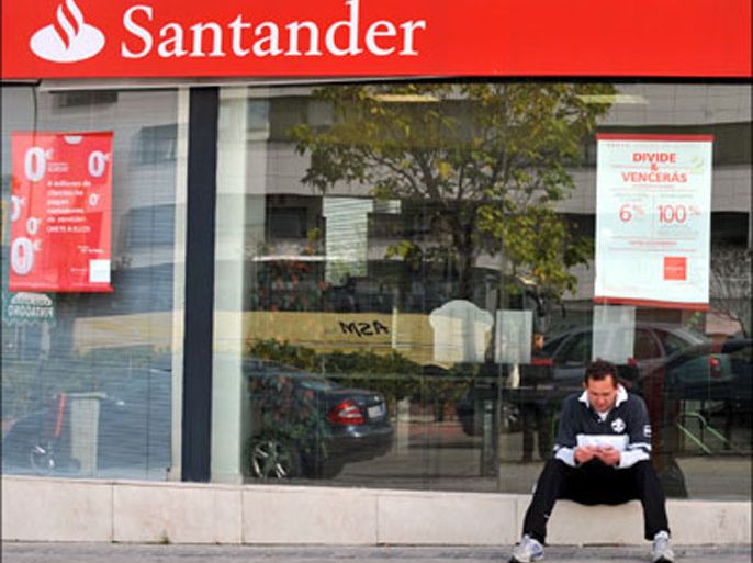 afp : A man withdraws cash from a Santander Spanish branch in Madrid on October 13, 2008. Santander, the biggest Spanish bank, said it had injected one billion pounds
