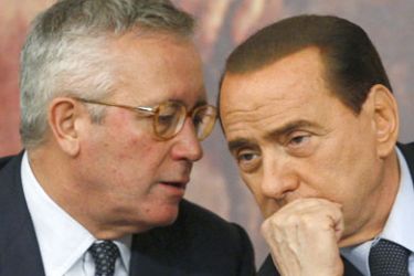 Italy's Prime Minister Silvio Berlusconi and Economy Minister Giulio Tremonti (L) attend a news conference in Rome October 8, 2008. Italy's banks are healthy enough