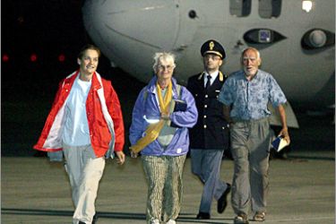 epa01505360 Released kidnapped tourists Giovanna Quaglia (L) and Mirella De Giuli (2-L) and Walter Barotto (R) arrive at Caselle airport near Turin, Italy, 30 September 2008. In an