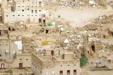 Houses damaged by floods are seen in the southeastern Yemeni valley of Sayoun October 25, 2008. Floods killed 41 people and around 31 are missing in Yemen after torrential