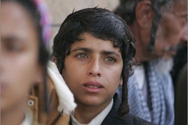 REUTERS/Yemeni Jews line up outside a voter registration centre in Sanaa November 23, 2008. Yemen, which has a small Jewish minority with a population