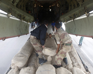 جنود يمنيون ينقلون المساعدات للمتضررين (رويترز-أرشيف)