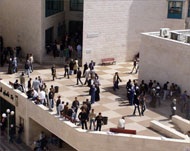 العشرات من الطلبة داخل جامعة النجاج بمدينة نابلس (الجزيرة نت)