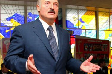 afp : Belarus' President Alexander Lukashenko anwers jounrnalists' questions at a polling station in Minsk on September 28, 2008. Belarussian President Alexander