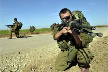 afp : Israeli soldiers take part in an army drill outside Kibbutz Kfar Azza, near the northern border with the Gaza Strip, on November 24, 2008. Israel allowed some basic supplies into
