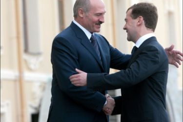 afp : TO GO WITH AFP INTERVIEW OF ALEXANDER LUKASHENKO Russian President Dmitry Medvedev (R) greets President of Belarus Alexander Lukashenko (L) at the