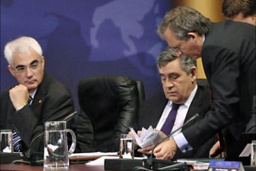 r_Britain's Chancellor of the Exchequer Alistair Darling (L) and Prime Minister Gordon Brown (2nd R) confer with advisors during first session at the G20 Summit on Financial Markets