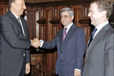 epa : epa01538841 President of Azerbaijan Ilkham Aliyev (L) shakes hands with the Armenian President Serzh Sargsyan (C), upon their arrival on invitation of the Russian President