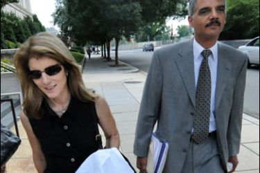 f/(FILES)Caroline Kennedy (L), daughter of late US president John F. Kennedy, walks with former deputy attorney general Eric Holder on Capitol Hill in Washington on June 25, 2008.