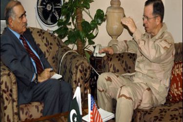 f/Pakistani National Security Council Advisor Mahmud Ali Durrani (L) talks with Admiral Michael Mullen, Chairman US Joint Chiefs of Staff during a meeting in Islamabad on December 3, 2008.