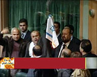 حرق العلم الإسرائيلي بالبرلمان الأردني (الجزيرة)