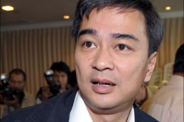 afp : Thai opposition Democrat Party leader Abhisit Vejjajiva smiles while talking with his party's members of the Democrat Party, in Bangkok on December 14, 2008.