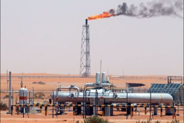 epa : epa01514462 (FILE) A gas flame is seen in the desert at Khurais oil field, about 160 km from Riyadh, Kingdom of Saudi Arabia, 23 June 2008. The price for crude oil produced